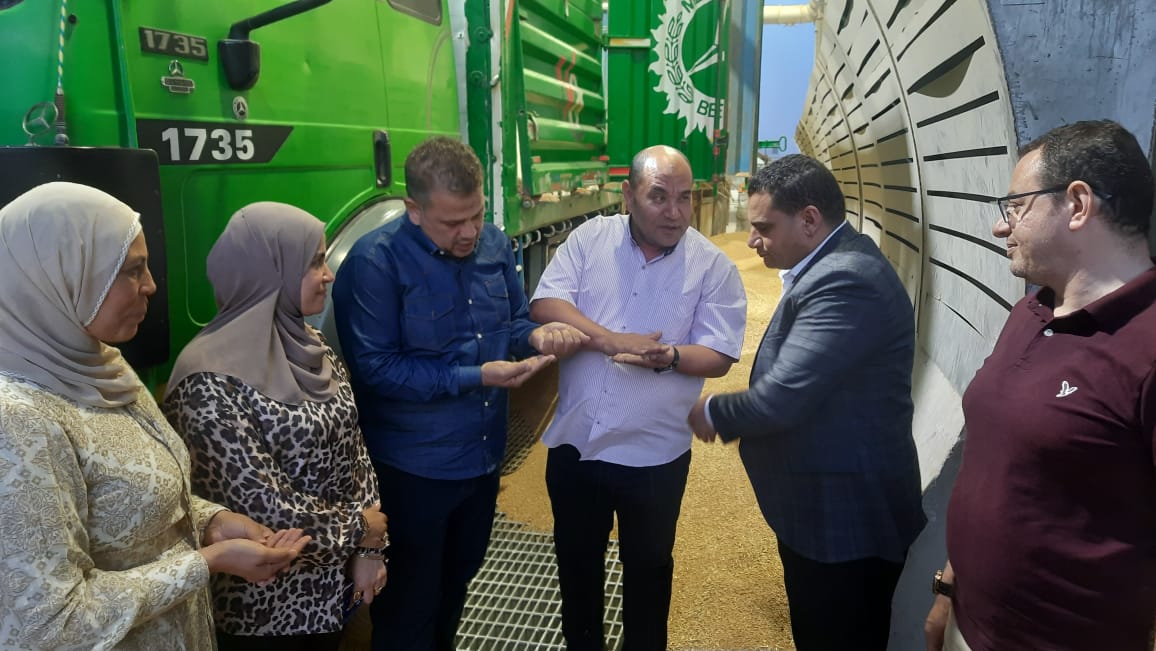 محافظ الجيزة: استلام ١١٠ آلاف طن من القمح المحلي بمواقع التخزين بالصوامع والشون 