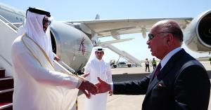 دبلوماسية الصمت.. أمير قطر يغادر قمة بغداد دون كلمة ويكتفي بلقاء السوداني
