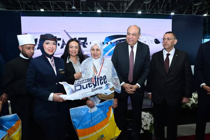 وزراء الطيران والأوقاف والتضامن يودّعون أول أفواج الحجاج رسميًا

