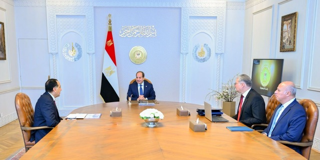  السيسي يتابع جهود توفير المواد البترولية واستقرار الكهرباء ويوجه بمحاسبة المتسببين في أزمة البنزين