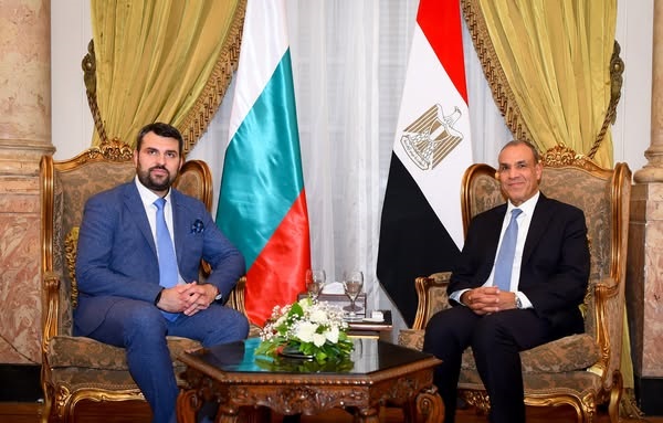 وزير الخارجية يبحث مع نظيره البلغاري تعزيز السياحة والعمالة والتعاون البرلماني بين البلدين
