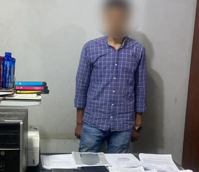 ضبط مدير شركة غير مرخصة لإلحاق العمالة بالخارج لقيامه بالنصب والاحتيال على المواطنين

