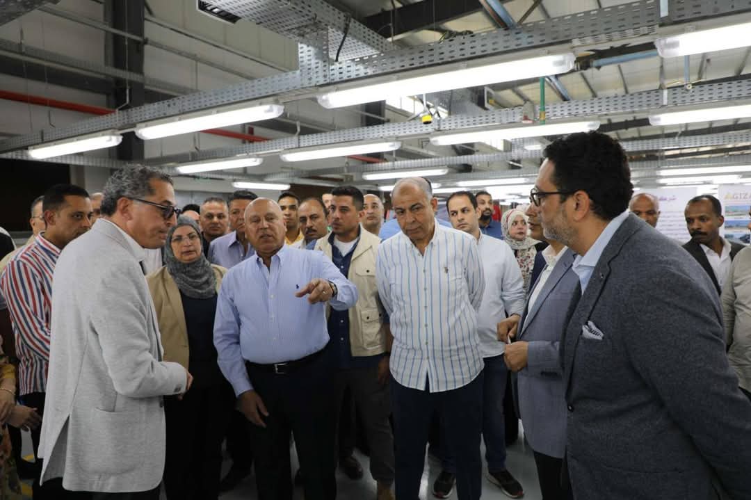 وزير الصناعة والنقل يتفقد المنطقة الصناعية بالمطاهرة بمحافظة المنيا.. ويفتتح مصنع جولدن افينيو 