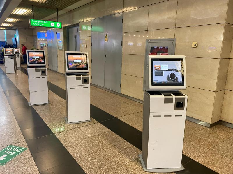 خدمات يقدمها مطار القاهرة.. 25 جهازا لإنهاء إجراءات السفر ذاتيا 