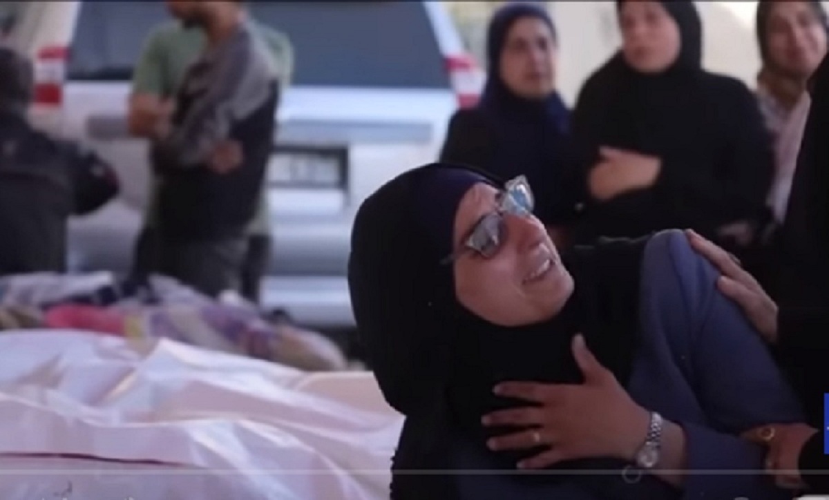 شيخ الأزهر يعزي الطبيبة الفلسطينية آلاء النجار بعد استشهاد أبنائها التسعة: جريمة تجسد أبشع صور الإرهاب

