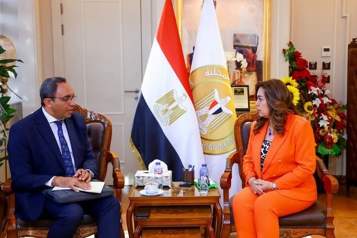 وزيرة التنمية المحلية تتابع مع محافظ قنا الموقف التنفيذي لمشروعات برنامج تنمية الصعيد 

