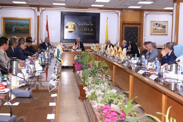 مجلس جامعة المنيا يصدر قراراً تنفيذياً بإلغاء الممرات الشرفية والهدايا حفاظاً على حيادية الأستاذ الجامعي 