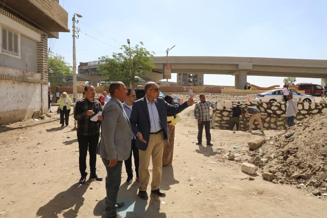 محافظ المنيا يتفقد فرصًا استثمارية ويوجه بإزالة الإشغالات ويستجيب لحالة إنسانية