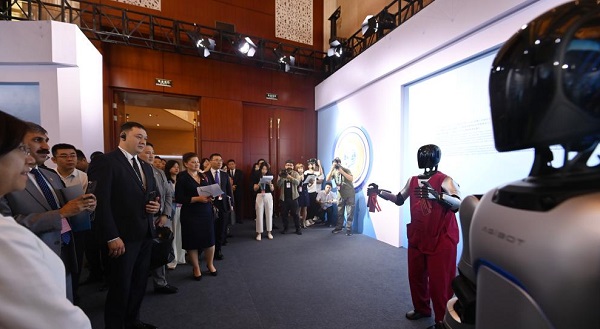 الصين تدعو الدول الأعضاء في منظمة شانغهاي للتعاون إلى بناء مركز مشترك للذكاء الاصطناعي
