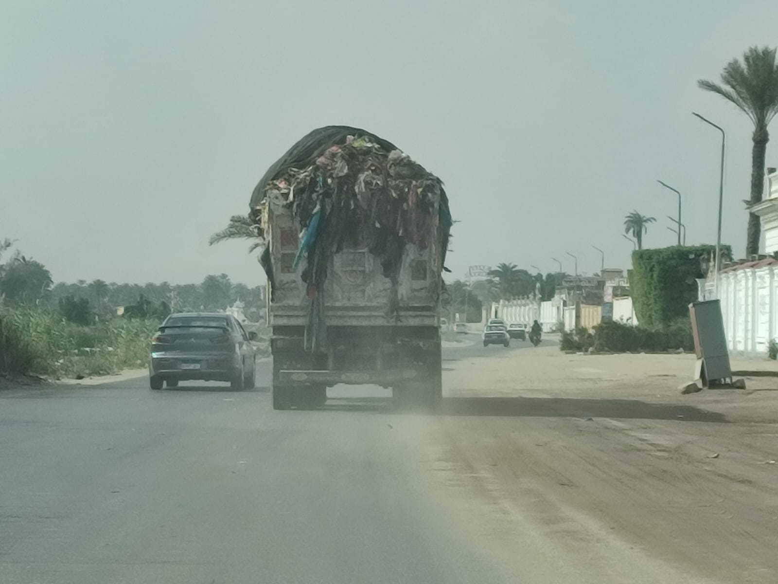 محافظة الجيزة تضبط سيارة نقل مخلفات غير ملتزمة بمعايير وضوابط العمل تسببت في تناثر المخلفات علي الطريق 

