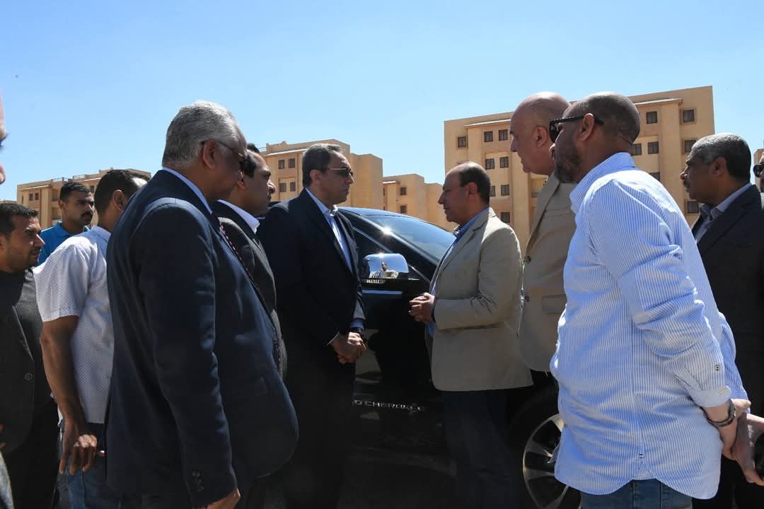 محافظ قنا ورئيس جهاز  التعمير يتفقدان أعمال رصف وازدواج طريق الأقصر – قنا

