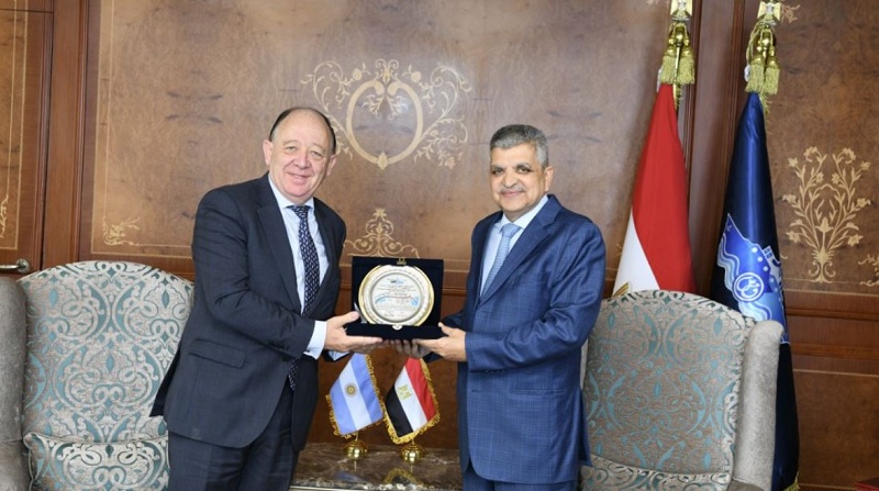 سفير الأرجنتين: قناة السويس ممر لا غنى عنه

