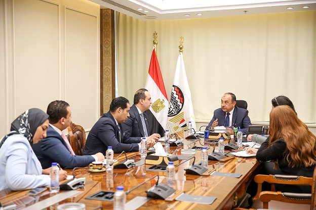 وزير قطاع الأعمال العام يبحث مع 
