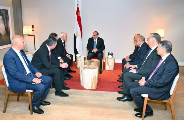 الرئيس السيسي يبحث في أثينا مشروع الربط الكهربائي مع مجموعة 
