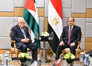 السيسي يلتقي عباس في موسكو ويؤكد دعم مصر الكامل لفلسطين ووقف إطلاق النار بغزة
