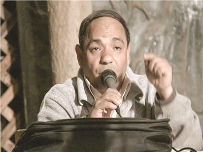 أصدقاء محمد السيد إسماعيل يودعونه في أتيليه القاهرة