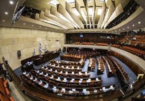 انقسامات الأحزاب الدينية تنقذ حكومة نتنياهو، الكنيست يصوت ضد حل نفسه