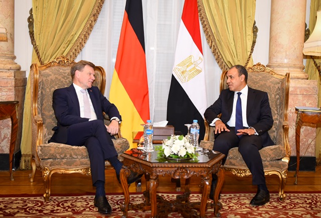 وزير الخارجية يؤكد لنظيره الألماني تمسك مصر  بالحلول السياسية ودعم سيادة الدول 