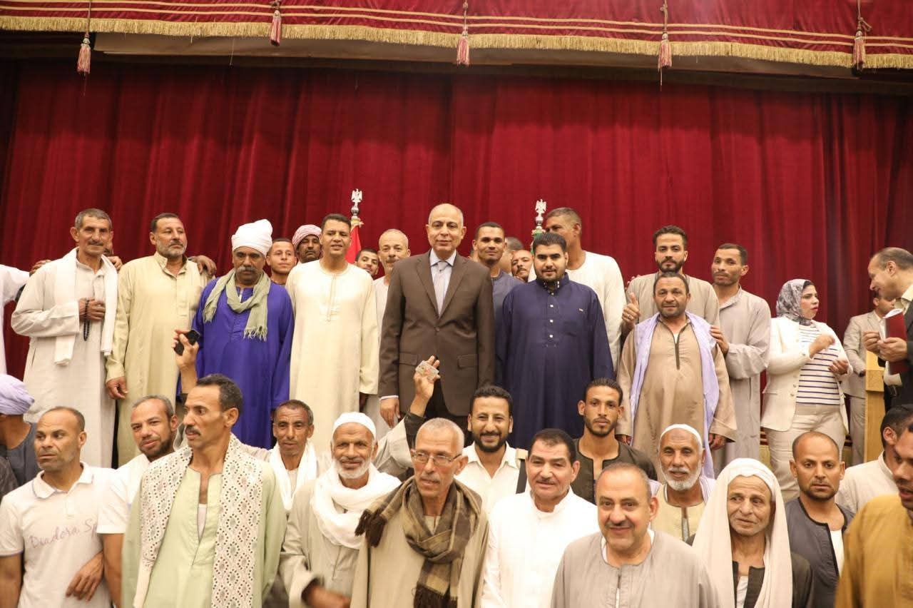محافظ المنيا يسلم ٣٢٨ عقد تقنين أراضي أملاك الدولة