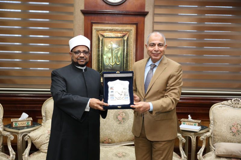 محافظ المنيا يلتقي بالأمين العام لمجمع البحوث الإسلامية لبحث تفعيل مبادرة “من أحياها” لمواجهة ظاهرة الثأر