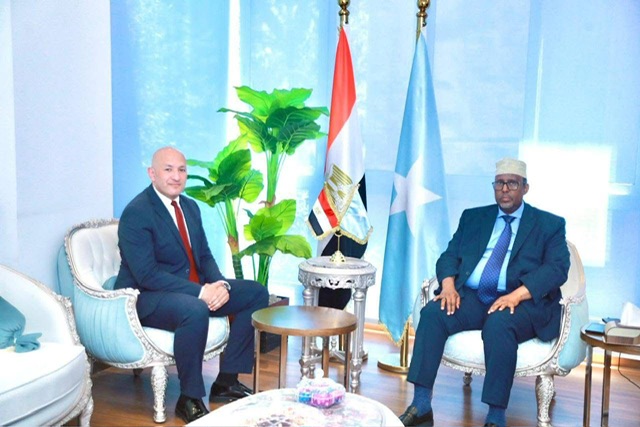 سفير الصومال لدى مصر يستقبل أمين عام الرئاسة المصرية للتهنئة بالعيد الوطني الصومالي