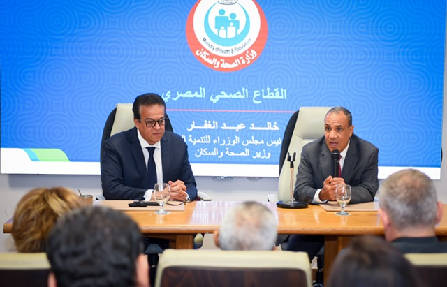 وزيرا الخارجية والصحة يبحثان سبل تعزيز التعاون الدولي في المجال الطبي 
