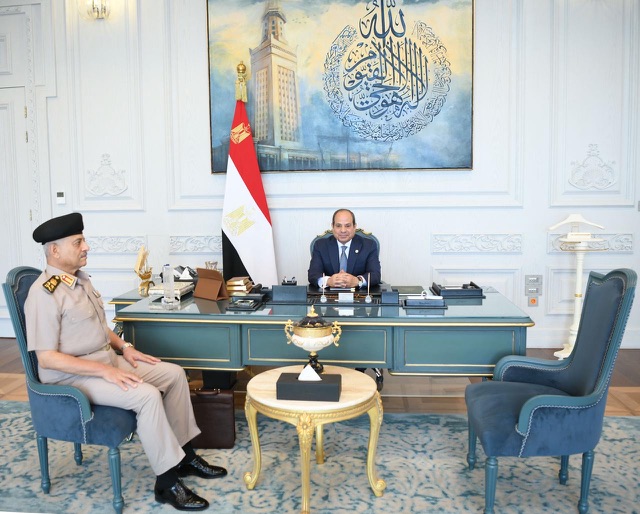 الرئيس السيسي يستقبل وزير الدفاع في القصر الرئاسي بمدينة العلمين