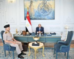 الرئيس السيسي يستقبل وزير الدفاع في القصر الرئاسي بمدينة العلمين