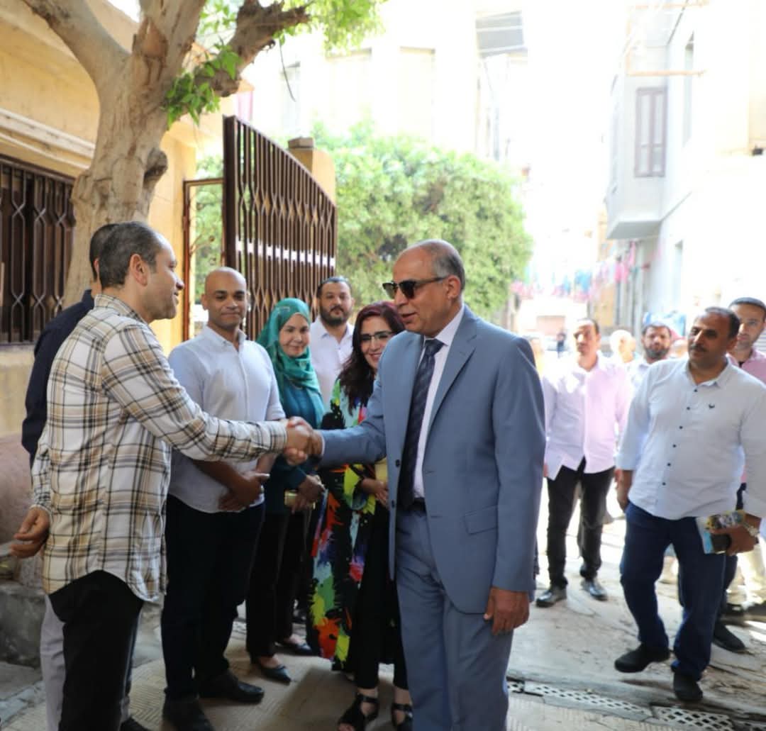 محافظ المنيا يزور مديرية الصحة ويتابع سير العمل داخل الإدارات والأقسام