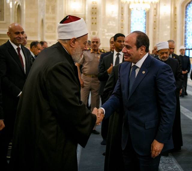 الرئيس السيسي يؤدي صلاة عيد الأضحى بمسجد مصر في العاصمة الإدارية