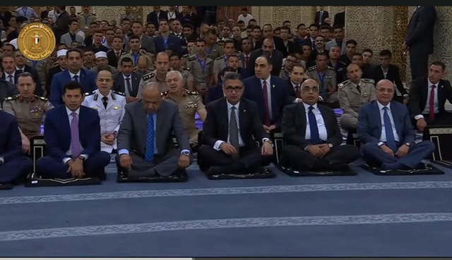 الرئيس السيسي يؤدي صلاة عيد الأضحى بمسجد مصر في العاصمة الإدارية