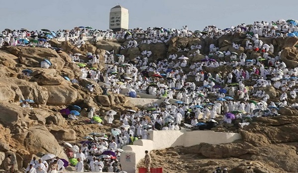 الحجاج على صعيد عرفات لأداء الركن الأعظم

