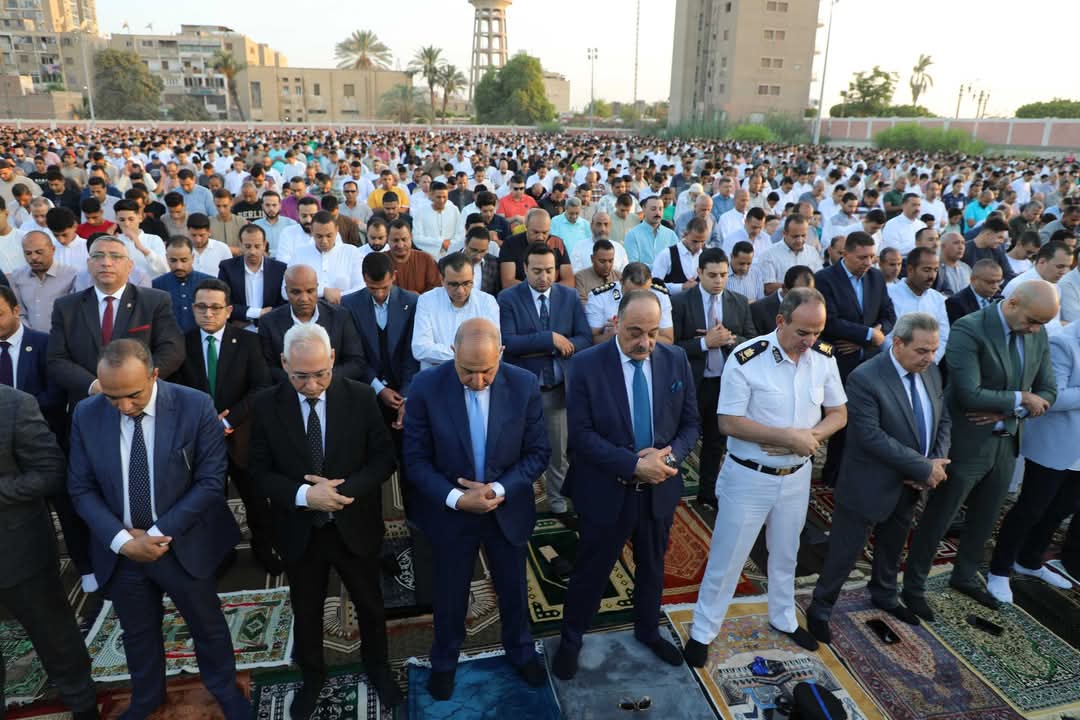 محافظ المنيا يؤدي صلاة عيد الأضحى وسط جموع المواطنين بكورنيش النيل