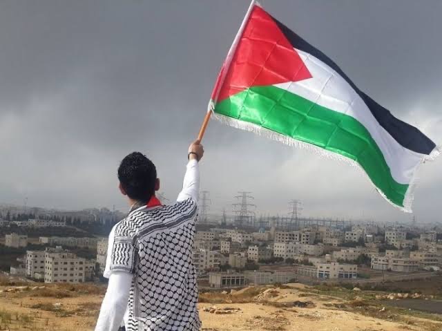 فلسطين ترتقي إلى 