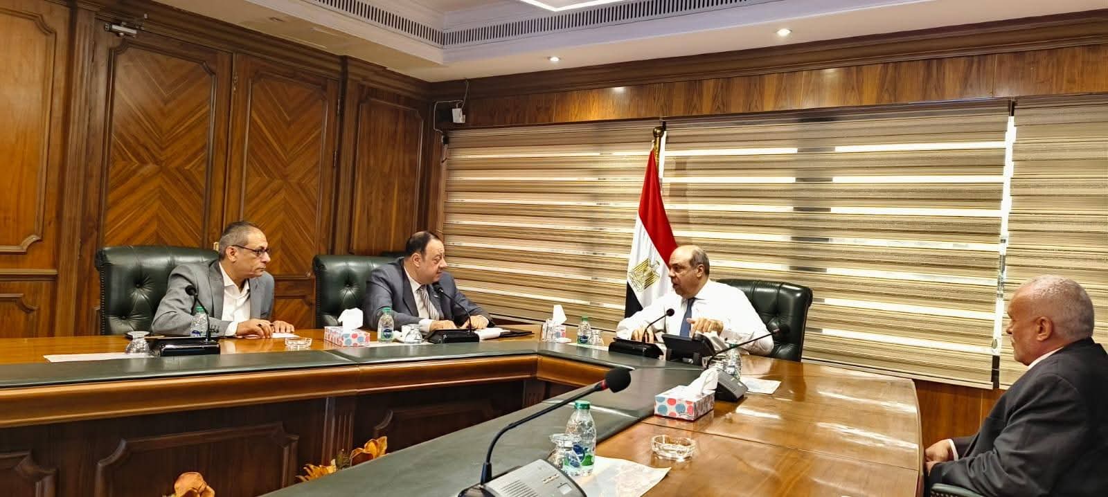 وزير الطيران يجتمع بأعضاء اللجنه النقابية ويؤكد دورها في الحفاظ على التوازن المؤسسي 