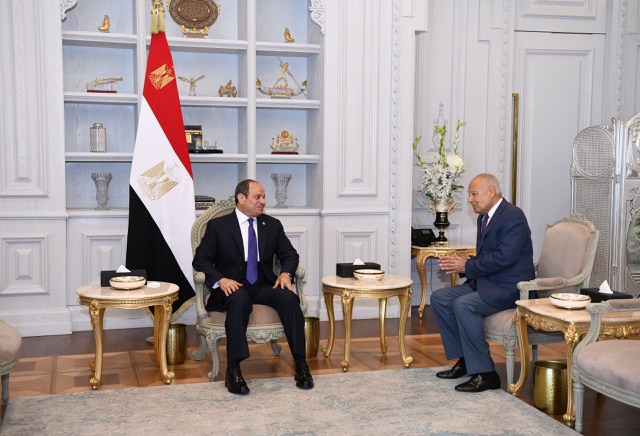 السيسي يبحث مع أبو الغيط مستجدات الأوضاع العربية ويؤكد دعم مصر للعمل العربي والقضية الفلسطينية