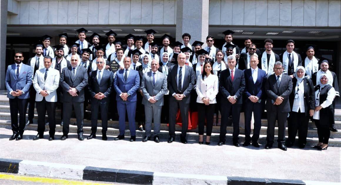 وزير الطيران يشهد حفل تخرج دفعة جديدة من طلاب معهد هندسة وتكنولوجيا الطيران
 