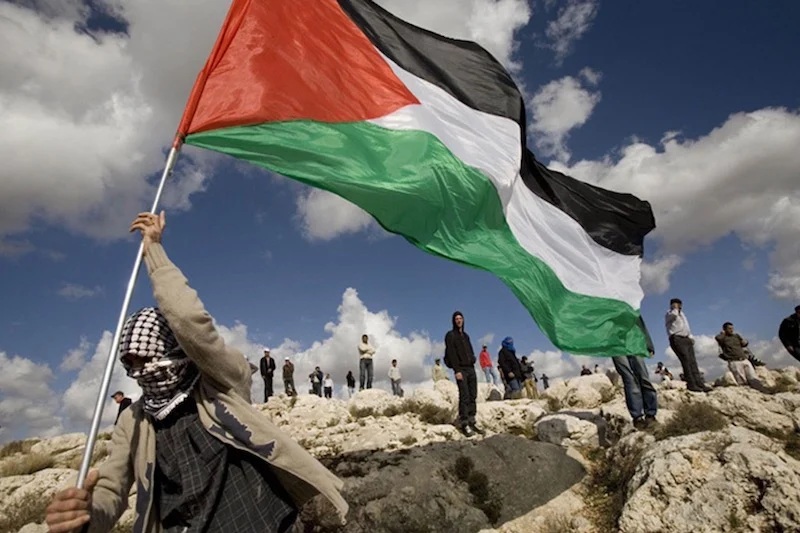 بيان المثقفين والنُّشطاء المغاربة عن غزّة: لا يُشرِّفّنا أن تُواصِل حكومتنا تعامُلها مع مُتورِّطٍ في الإبادة الجماعية