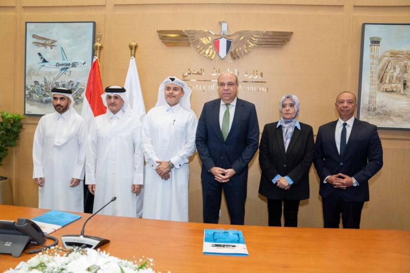 وزير الطيران يستقبل وفدًا قطريًا رفيع المستوى ويعلن عن مشروع مشترك لتطوير المسارات الجوية