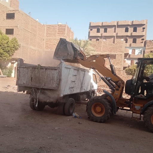 رفع 5 أطنان قمامة وأتربة وتراكمات خلال حملة نظافة بمدينة الأقصر 

