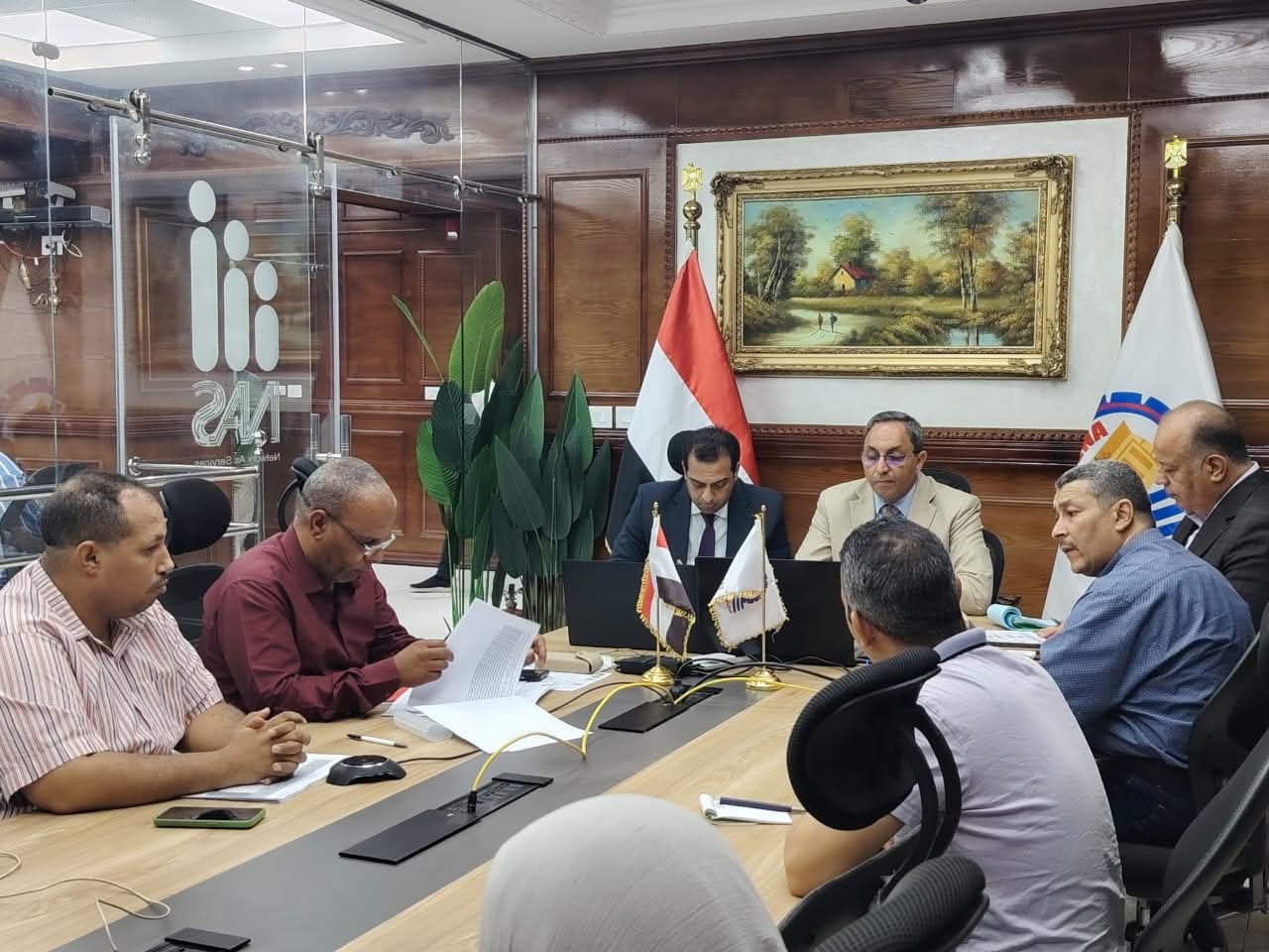 محافظ قنا يتابع عبر الفيديو كونفرانس جهود تقنين أراضي أملاك الدولة وملف التصالح

