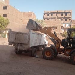 رفع 5 أطنان قمامة وأتربة وتراكمات خلال حملة نظافة بمدينة الأقصر 

