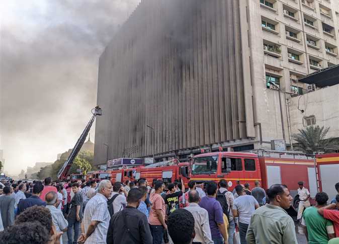 حريق سنترال رمسيس: إخلاء عدة موظفين حاصرتهم النيران وإصابة شرطيين وبدء عمليات التبريد  