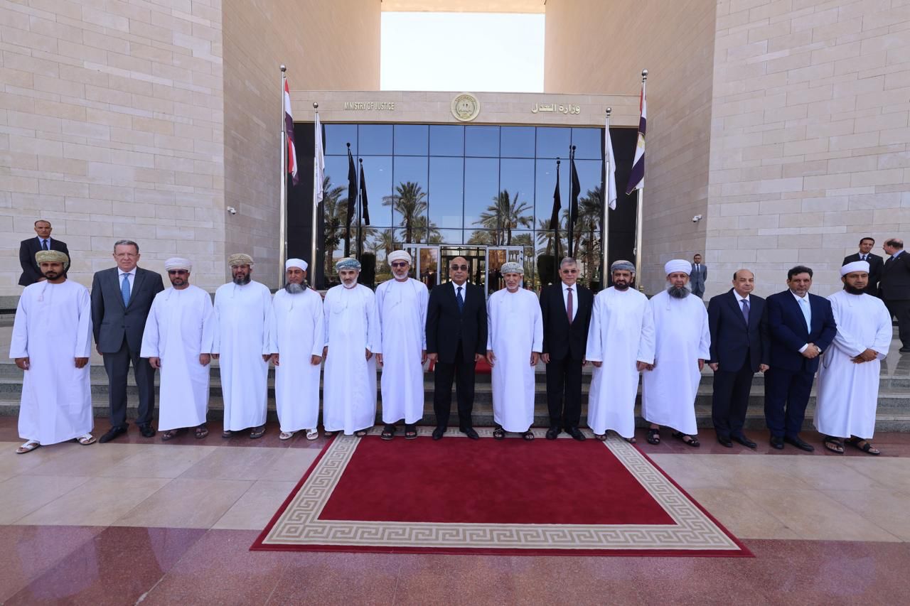 وزير العدل يستقبل وفد قضائي من سلطنة عُمان

