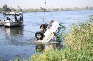  جهود مستمرة لإنقاذ شخصين سقطت سيارتهما في نهر النيل من أعلى معديه بقنا 

