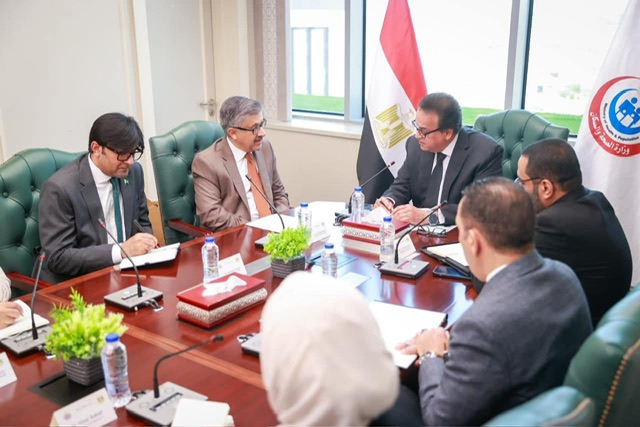 السفير الباكستاني يبحث مع وزير الصحة  تعزيز التعاون في القطاع الطبي بمصر