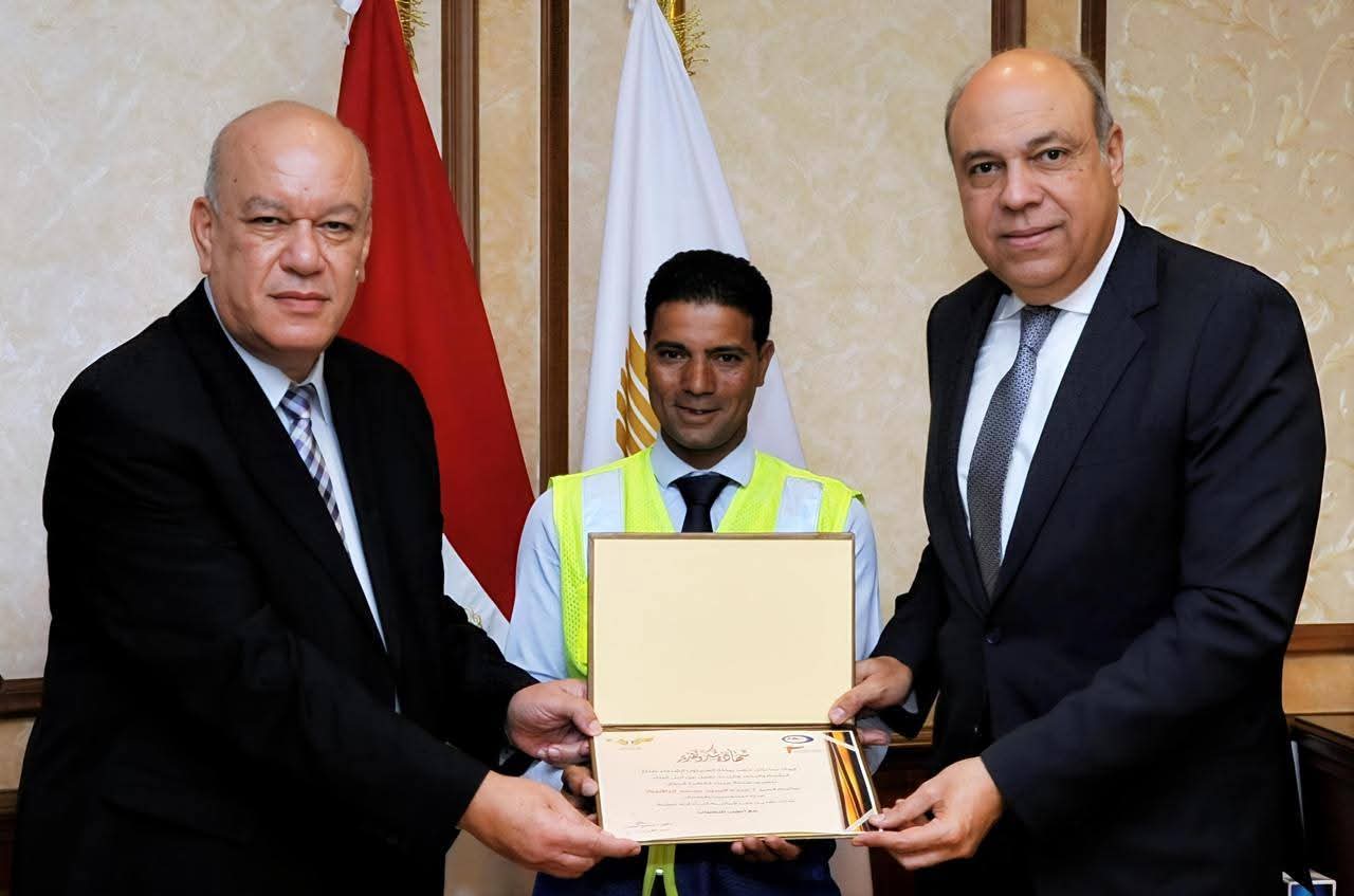 وزير الطيران يُكرّم موظفًا بمطار القاهرة لأمانته ويُشيد بالتزامه بأخلاقيات وقيم العمل

