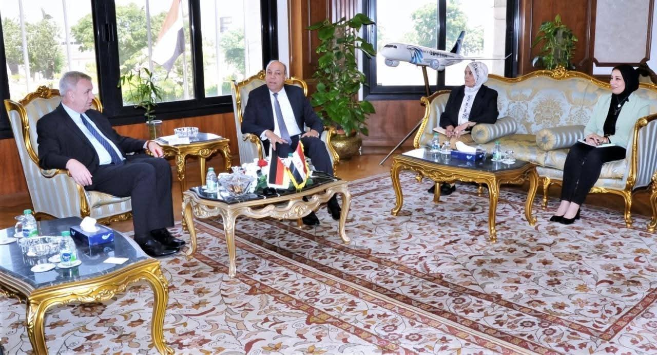 وزير الطيران يبحث مع السفير الألماني تعزيز التعاون الثنائي وتوسيع الشراكات في تطوير المطارات 

