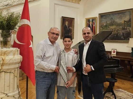 السفير التركي  يلتقي طفلًا غزّيًا فقد والديه ويعد بدعمه اجتماعيًا وتعليميًا