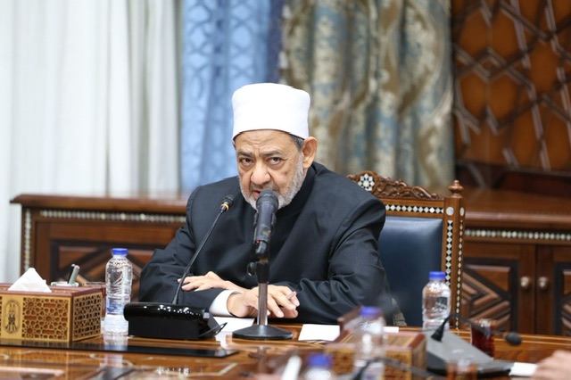 مفتي الجمهورية يزور شيخ الأزهر على رأس وفد من كبار علماء الأمة ومفتيها 